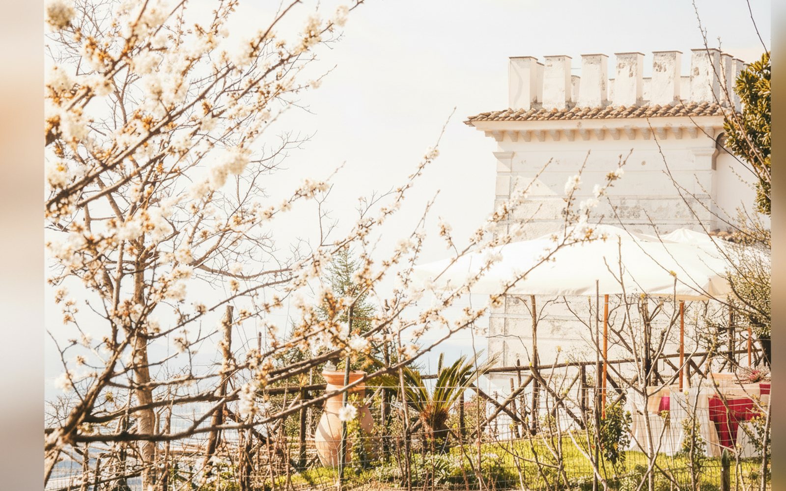 La torretta tra gli alberi in fiore