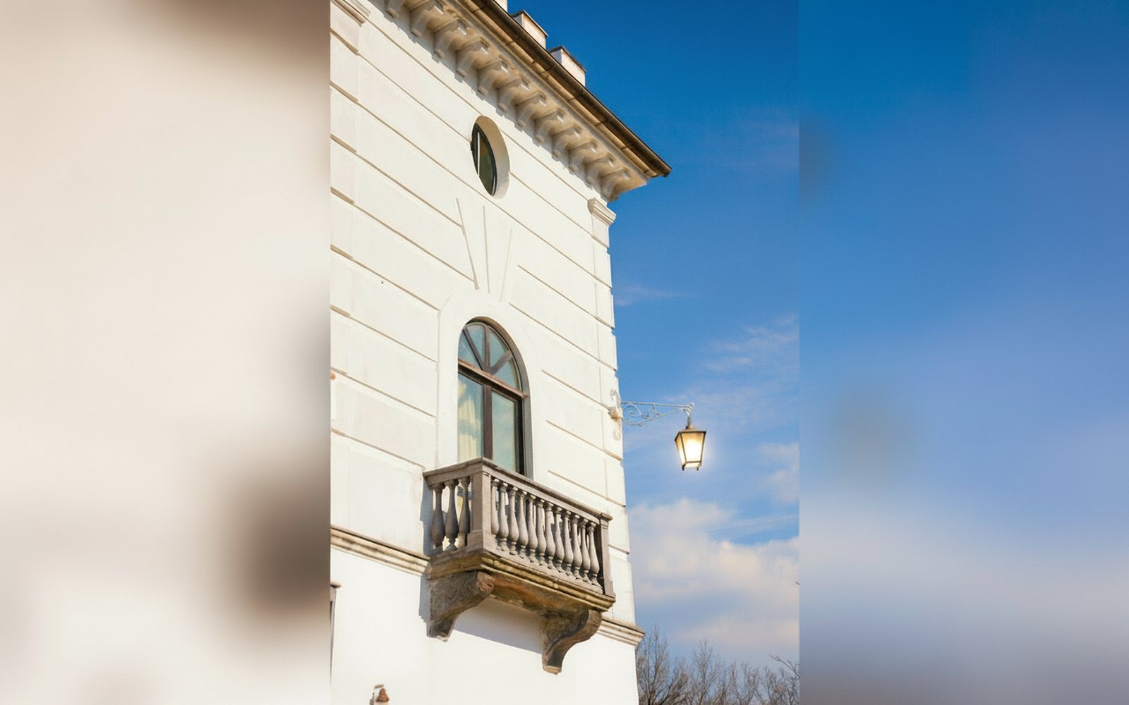 La Torretta bianca — La facciata con il balcone