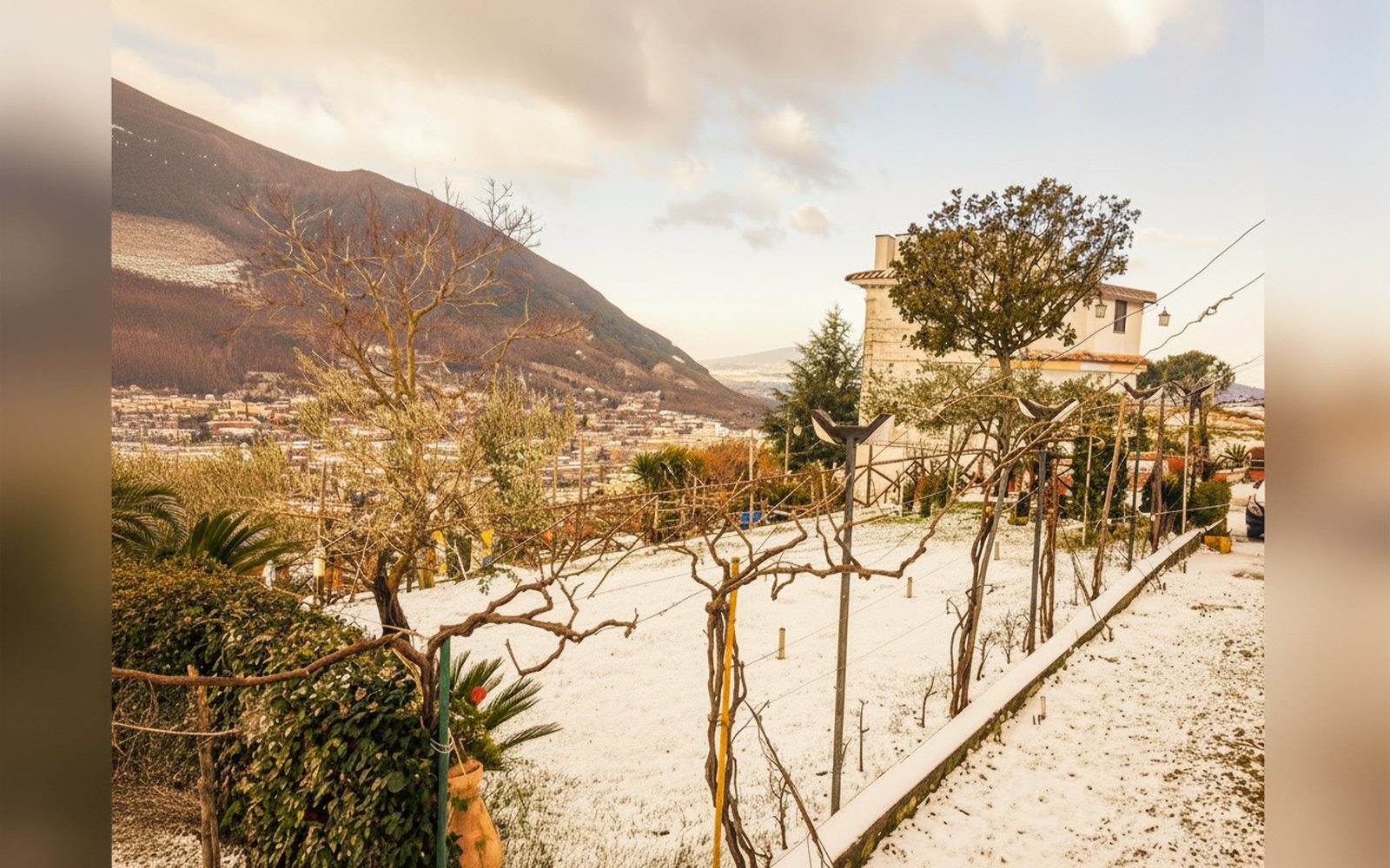 Il vialetto dell'orto con vista sui monti