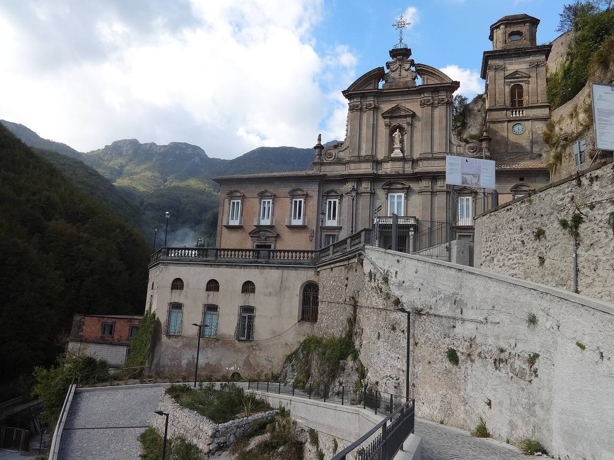 L'Abbazia della Santissima Trinità situata sotto una grotta in Campania