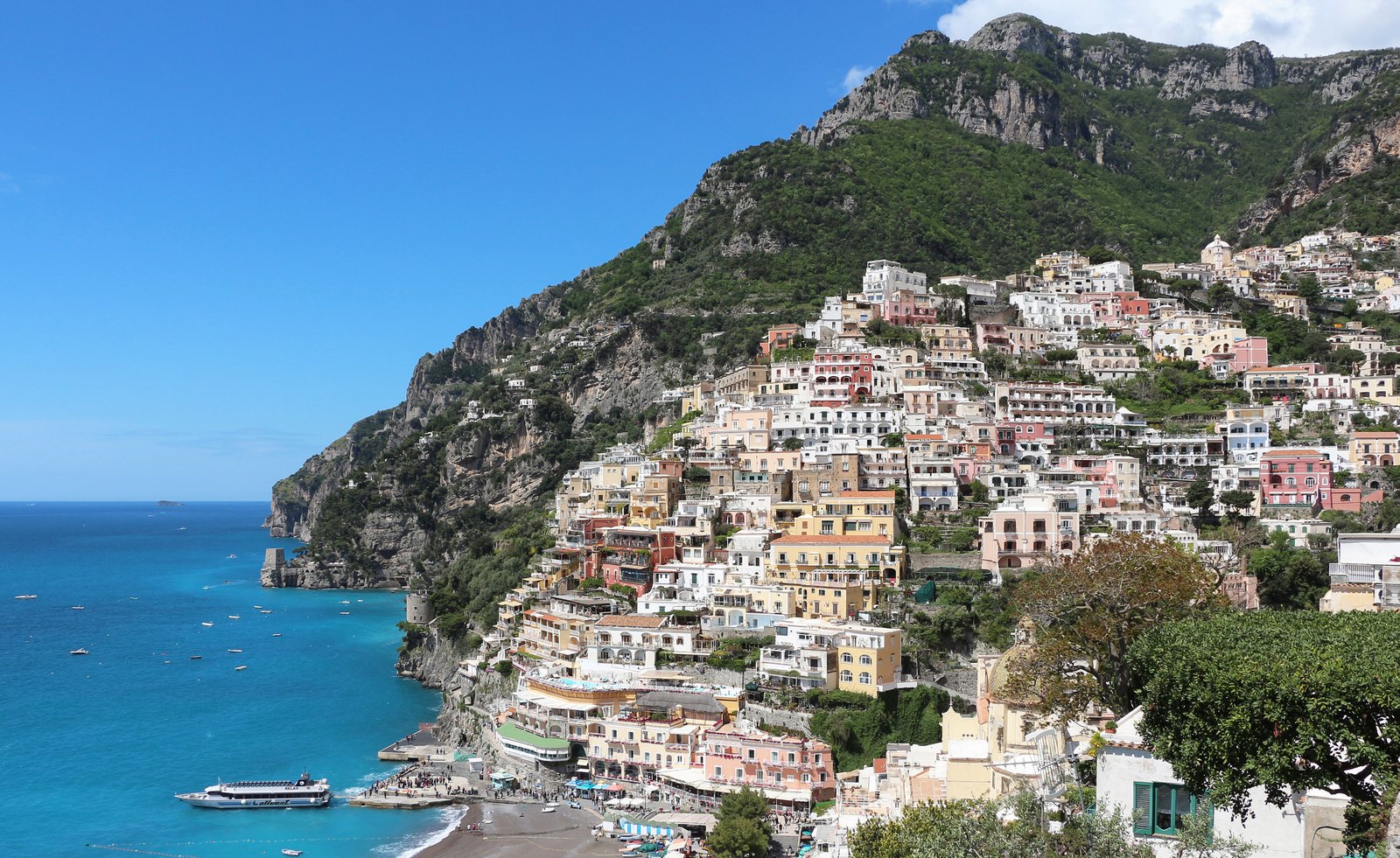 Positano e la Costiera Amalfitana in una giornata limpida