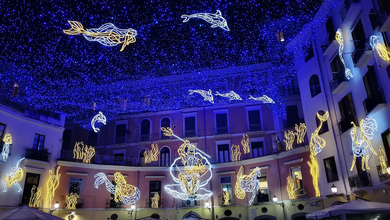 Installazioni luminose di Luci d'Artista a tema marino con Nettuno, delfini e cavallucci in Piazza Flavio Gioia a Salerno