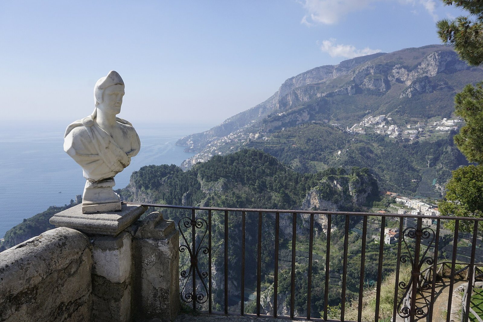 Busto in marmo sulla Terrazza dell'Infinito di Villa Cimbrone a Ravello affacciata sul mare della Costiera Amalfitana