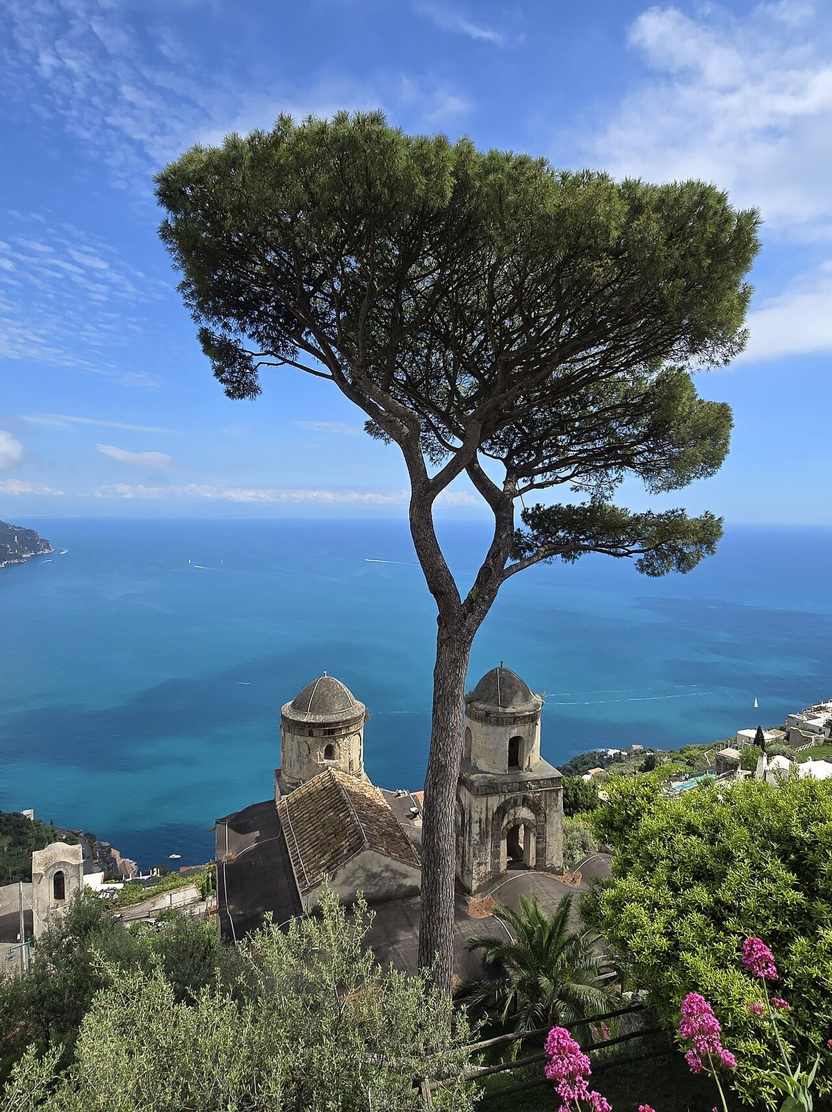 Il belvedere di Villa Rufolo a Ravello con le cupole della chiesa dell'Annunziata e il mare