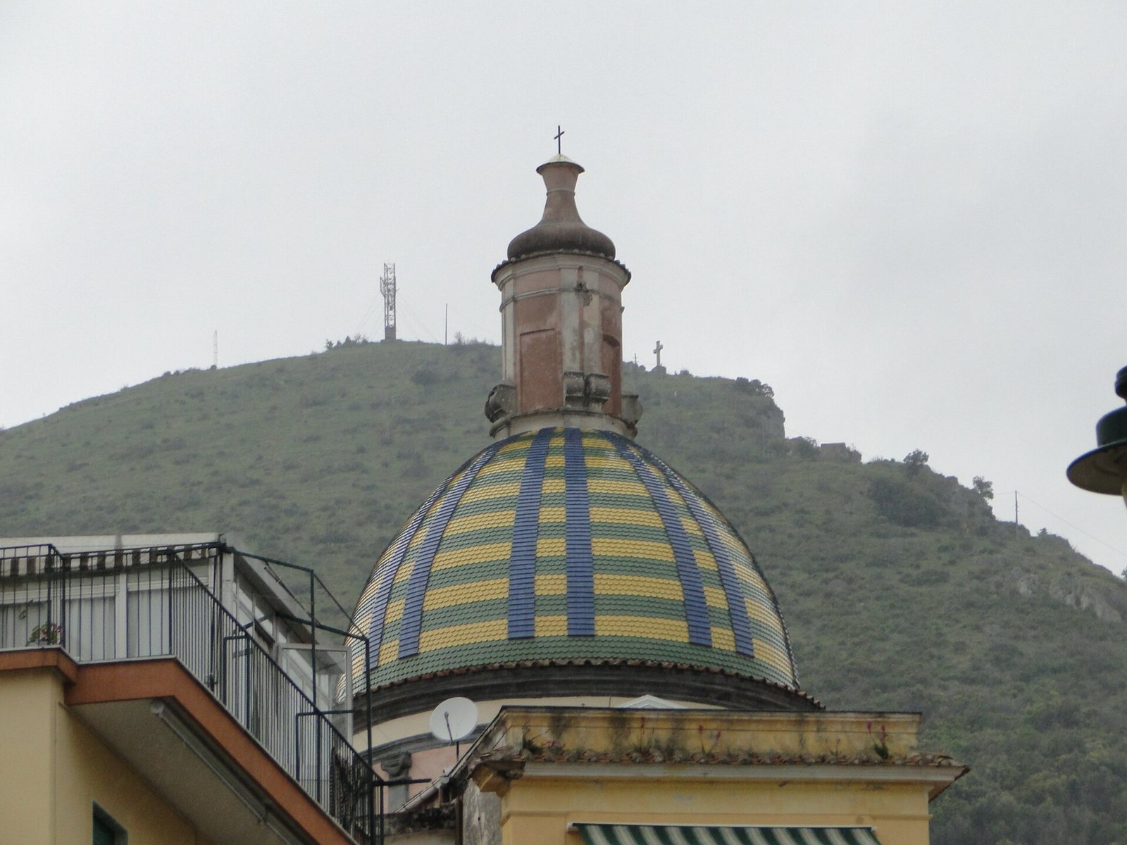 Cupola rivestita di maioliche gialle, verdi e blu della chiesa di San Giovanni Battista a Vietri sul Mare